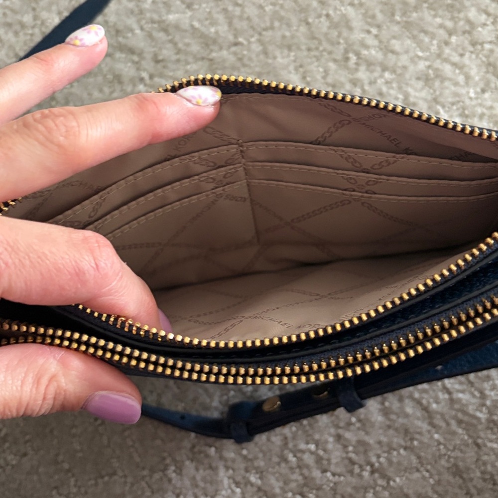 Michael Kors crossbody - Picture 7 of 11